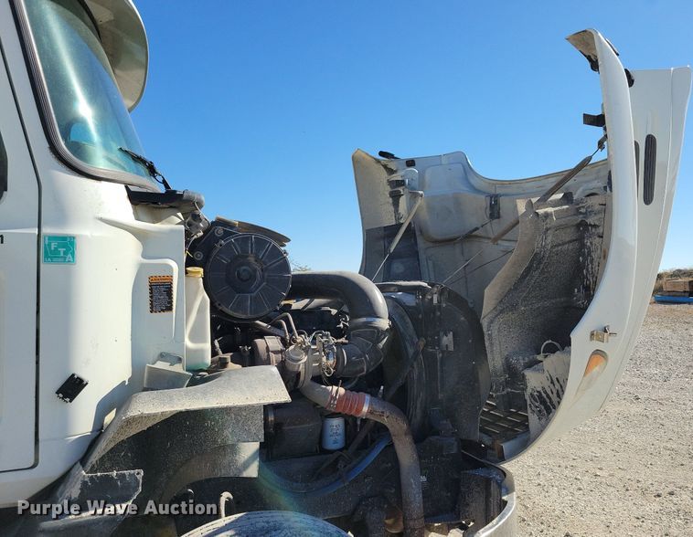 image for item LO9890 2004 Mack CX613 Vision  semi truck