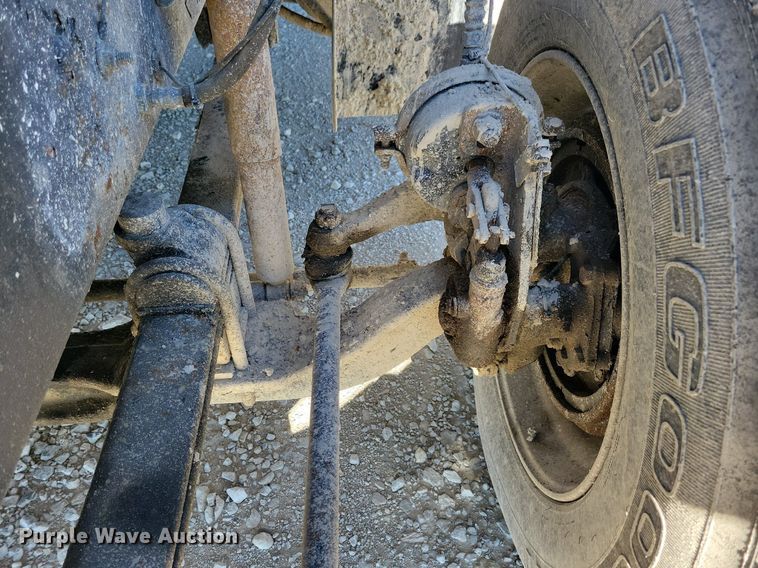 image for item LO9890 2004 Mack CX613 Vision  semi truck