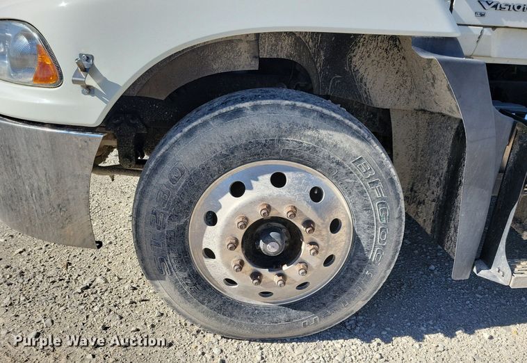 image for item LO9890 2004 Mack CX613 Vision  semi truck