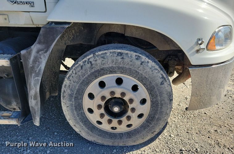 image for item LO9890 2004 Mack CX613 Vision  semi truck