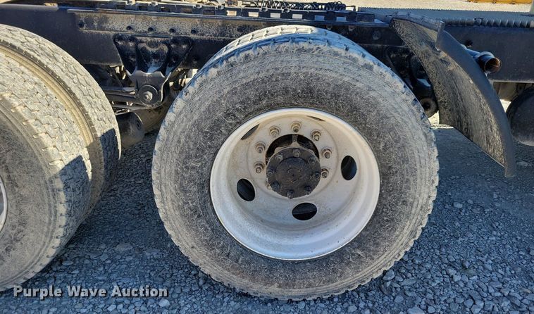 image for item LO9890 2004 Mack CX613 Vision  semi truck