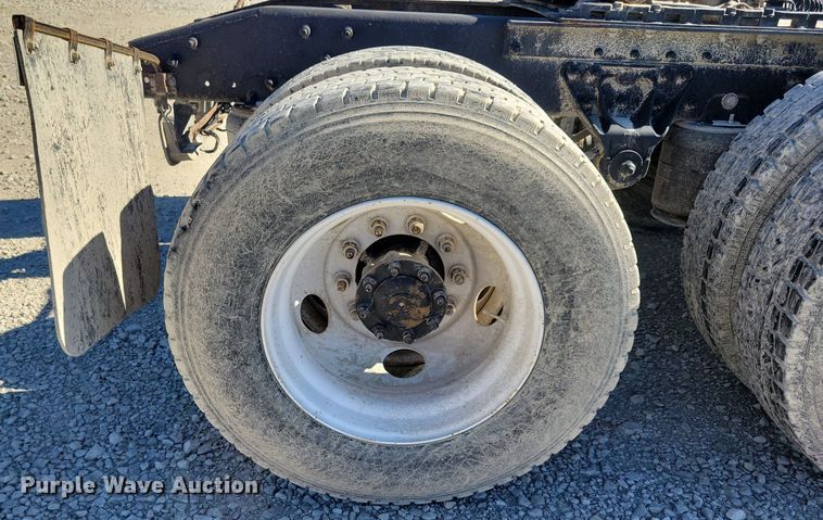 image for item LO9890 2004 Mack CX613 Vision  semi truck