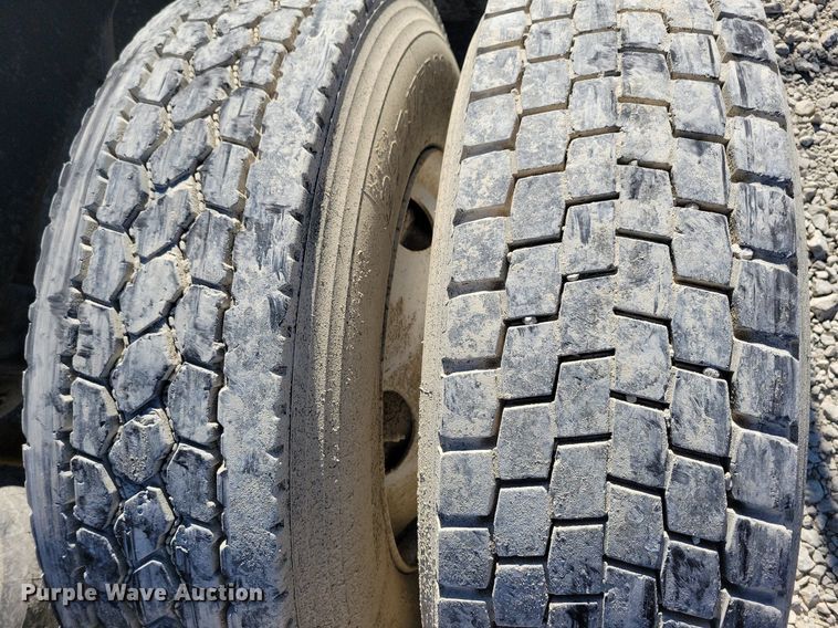 image for item LO9890 2004 Mack CX613 Vision  semi truck