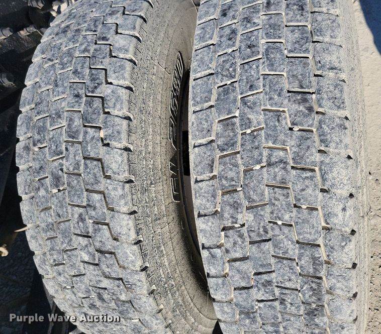 image for item LO9890 2004 Mack CX613 Vision  semi truck