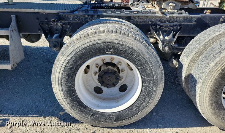 image for item LO9890 2004 Mack CX613 Vision  semi truck