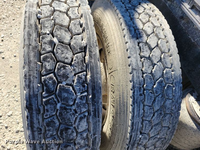 image for item LO9890 2004 Mack CX613 Vision  semi truck