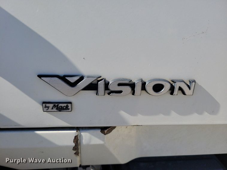 image for item LO9890 2004 Mack CX613 Vision  semi truck