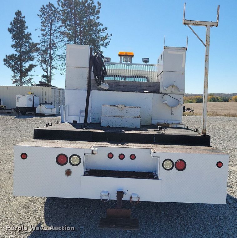 image for item LO9891 1998 International 4700  utility / service truck