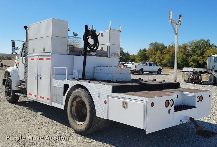 image for item LO9891 1998 International 4700  utility / service truck