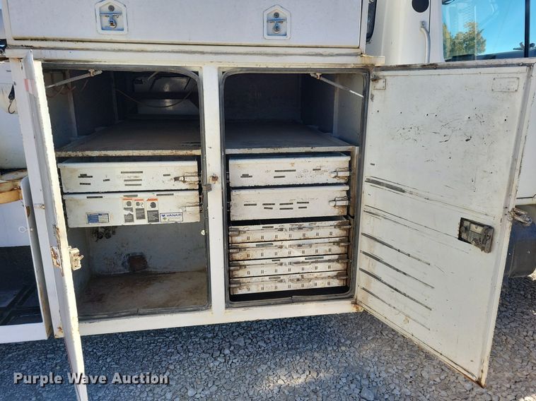 image for item LO9891 1998 International 4700  utility / service truck