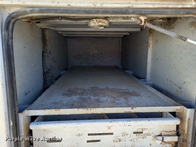 image for item LO9891 1998 International 4700  utility / service truck