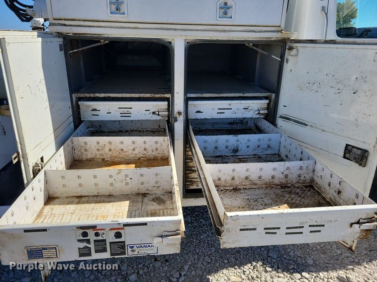 image for item LO9891 1998 International 4700  utility / service truck