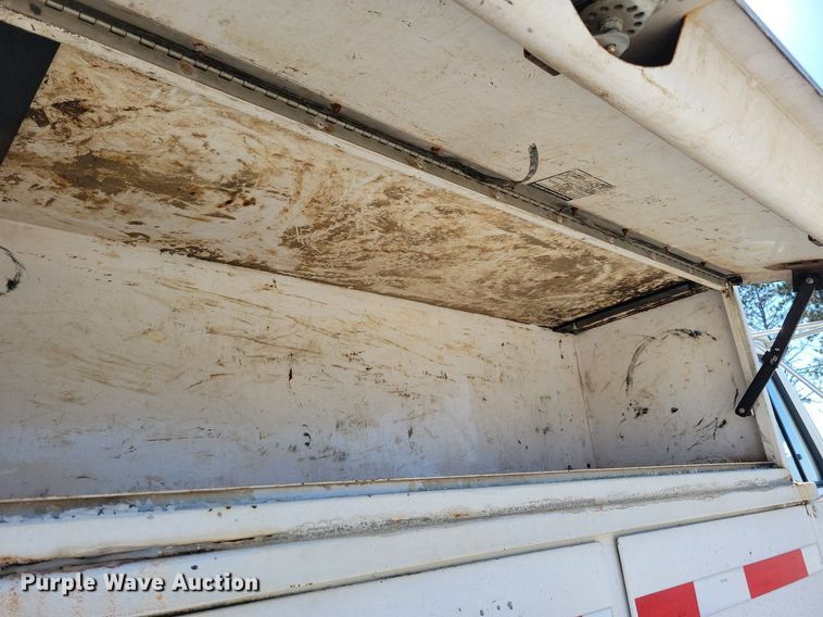 image for item LO9891 1998 International 4700  utility / service truck