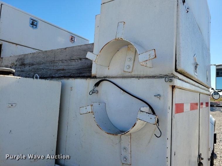 image for item LO9891 1998 International 4700  utility / service truck