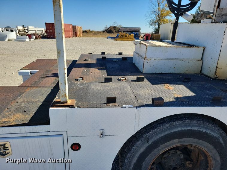 image for item LO9891 1998 International 4700  utility / service truck