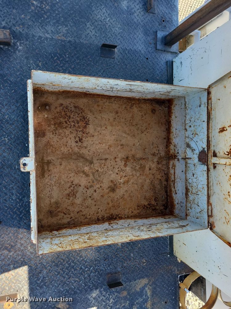 image for item LO9891 1998 International 4700  utility / service truck