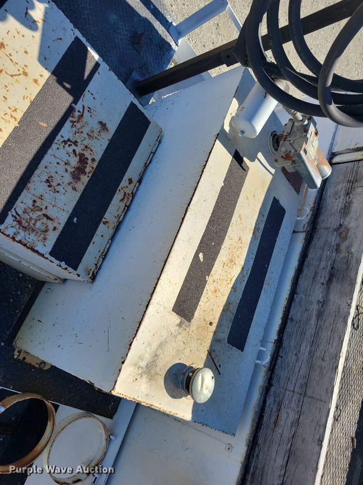 image for item LO9891 1998 International 4700  utility / service truck