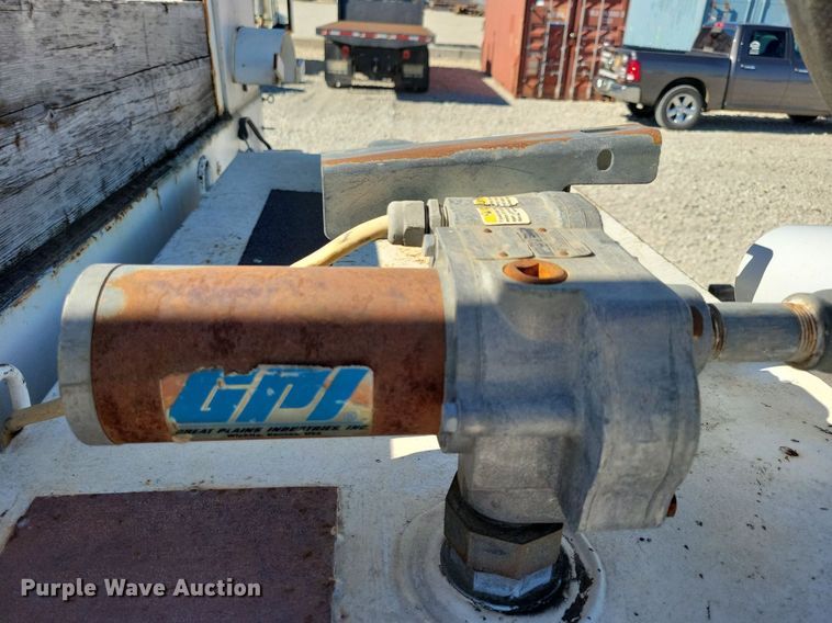 image for item LO9891 1998 International 4700  utility / service truck