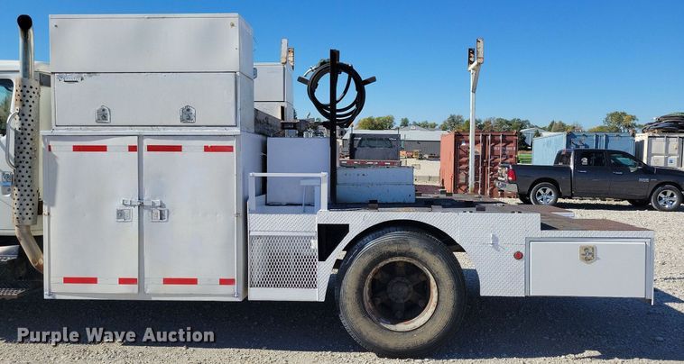 image for item LO9891 1998 International 4700  utility / service truck