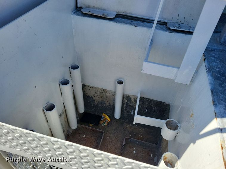 image for item LO9891 1998 International 4700  utility / service truck