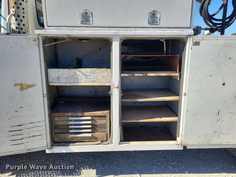 image for item LO9891 1998 International 4700  utility / service truck