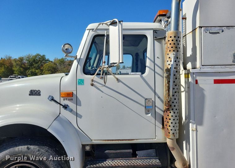 image for item LO9891 1998 International 4700  utility / service truck