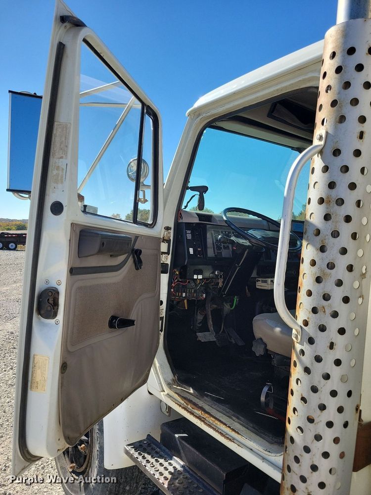 image for item LO9891 1998 International 4700  utility / service truck