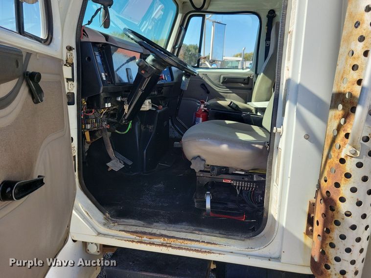 image for item LO9891 1998 International 4700  utility / service truck