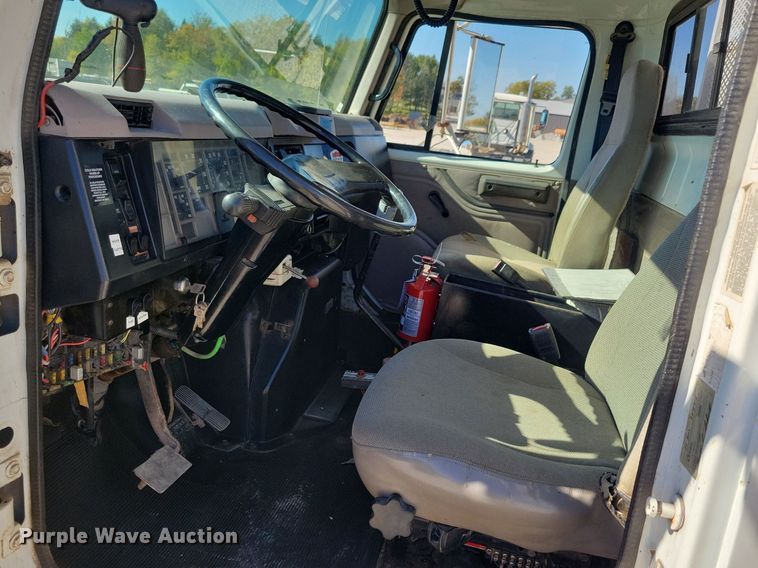 image for item LO9891 1998 International 4700  utility / service truck