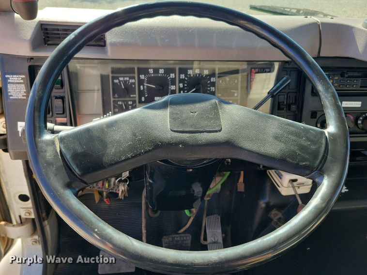 image for item LO9891 1998 International 4700  utility / service truck