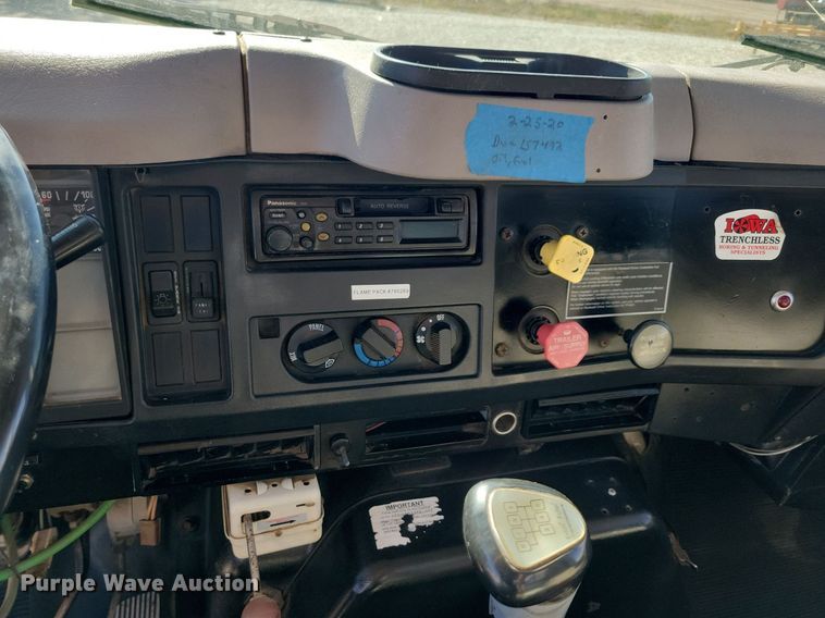 image for item LO9891 1998 International 4700  utility / service truck