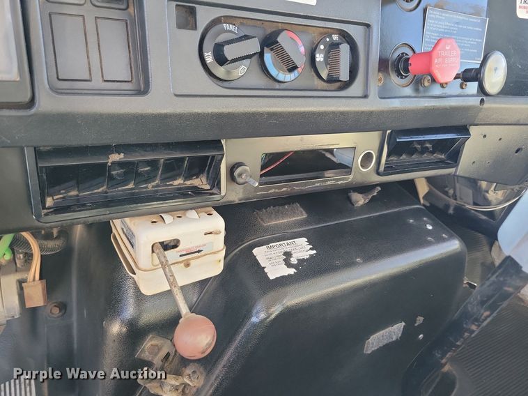 image for item LO9891 1998 International 4700  utility / service truck