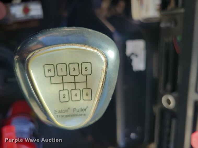 image for item LO9891 1998 International 4700  utility / service truck