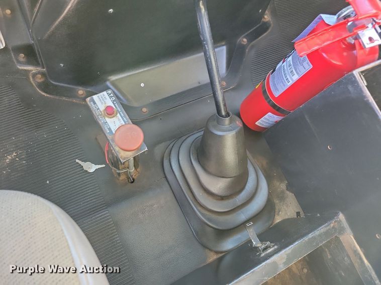 image for item LO9891 1998 International 4700  utility / service truck