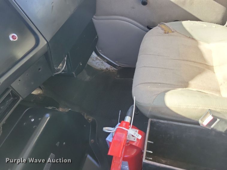 image for item LO9891 1998 International 4700  utility / service truck