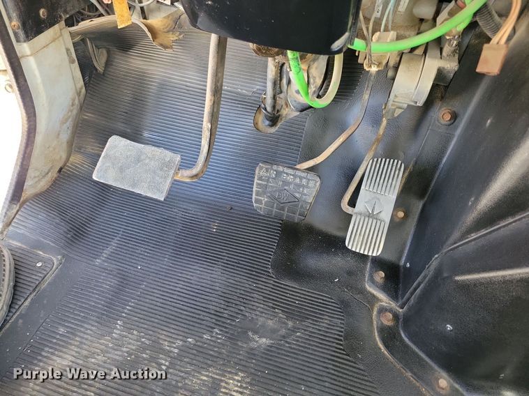 image for item LO9891 1998 International 4700  utility / service truck