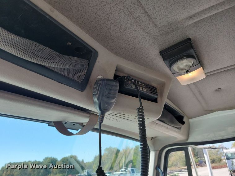 image for item LO9891 1998 International 4700  utility / service truck