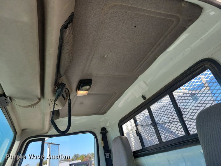 image for item LO9891 1998 International 4700  utility / service truck