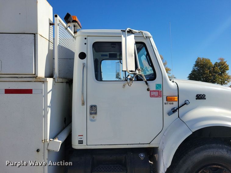 image for item LO9891 1998 International 4700  utility / service truck