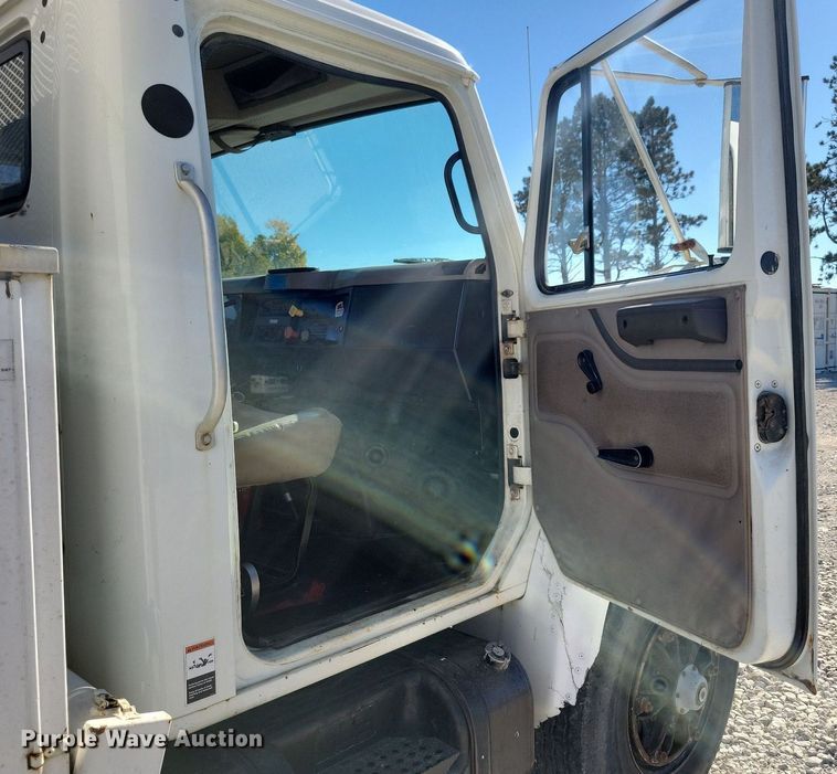 image for item LO9891 1998 International 4700  utility / service truck