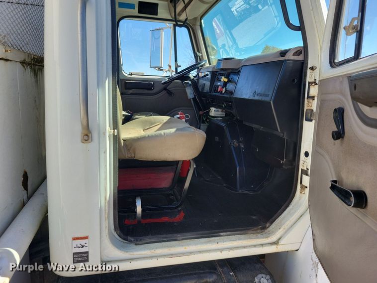 image for item LO9891 1998 International 4700  utility / service truck