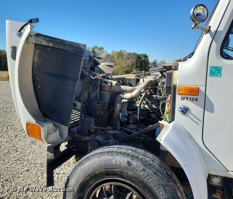 image for item LO9891 1998 International 4700  utility / service truck