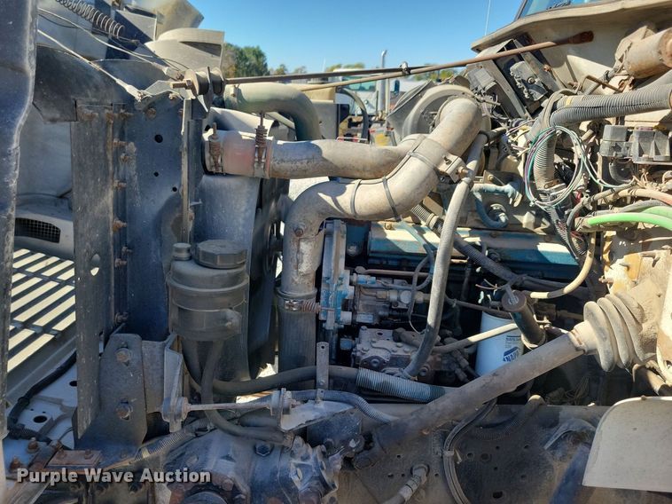 image for item LO9891 1998 International 4700  utility / service truck