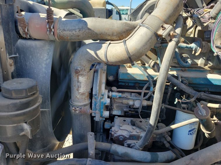 image for item LO9891 1998 International 4700  utility / service truck