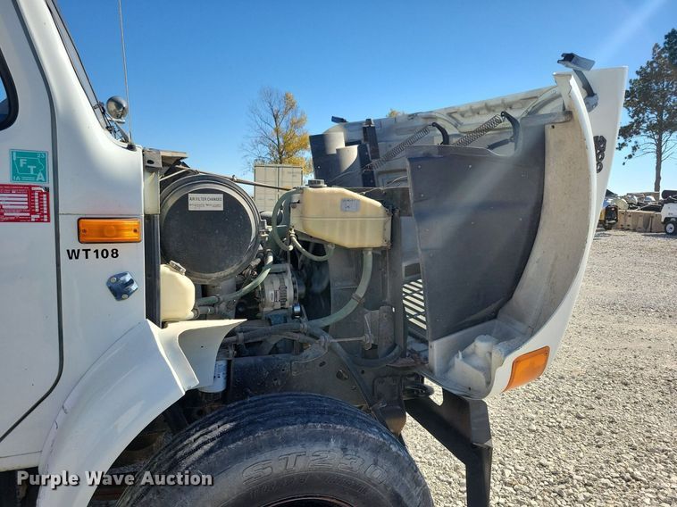 image for item LO9891 1998 International 4700  utility / service truck