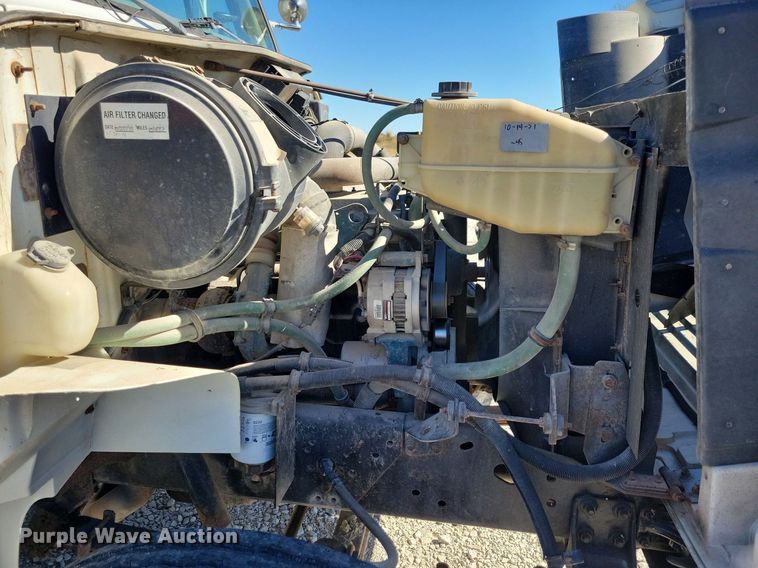 image for item LO9891 1998 International 4700  utility / service truck