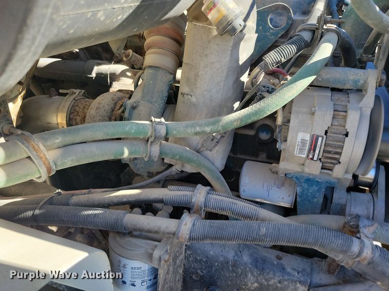 image for item LO9891 1998 International 4700  utility / service truck