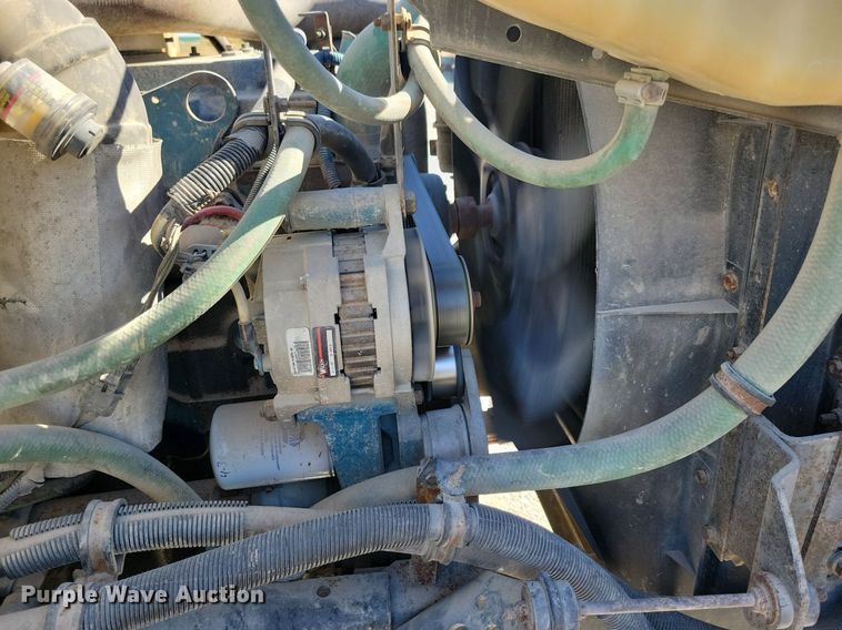 image for item LO9891 1998 International 4700  utility / service truck