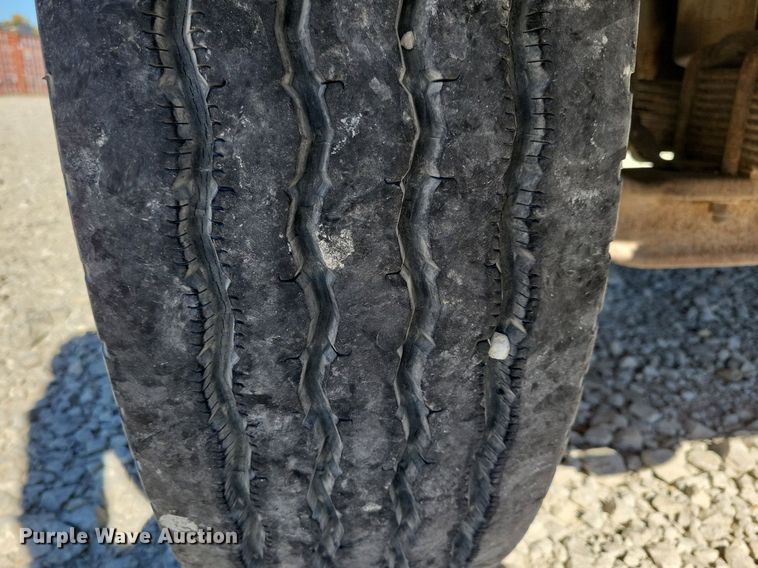 image for item LO9891 1998 International 4700  utility / service truck