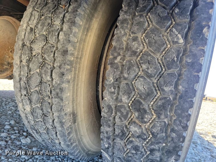 image for item LO9891 1998 International 4700  utility / service truck